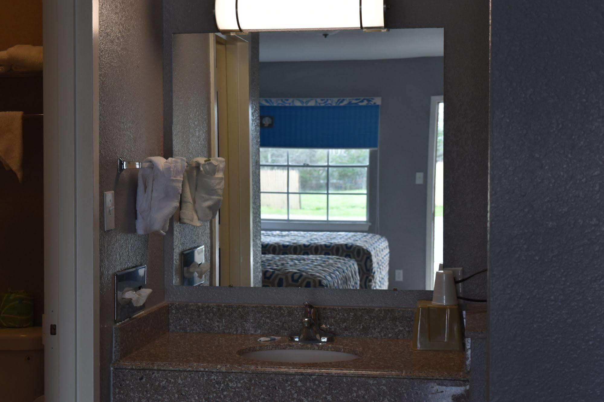 Woodfield Inn And Suites Yoakum Exteriör bild
