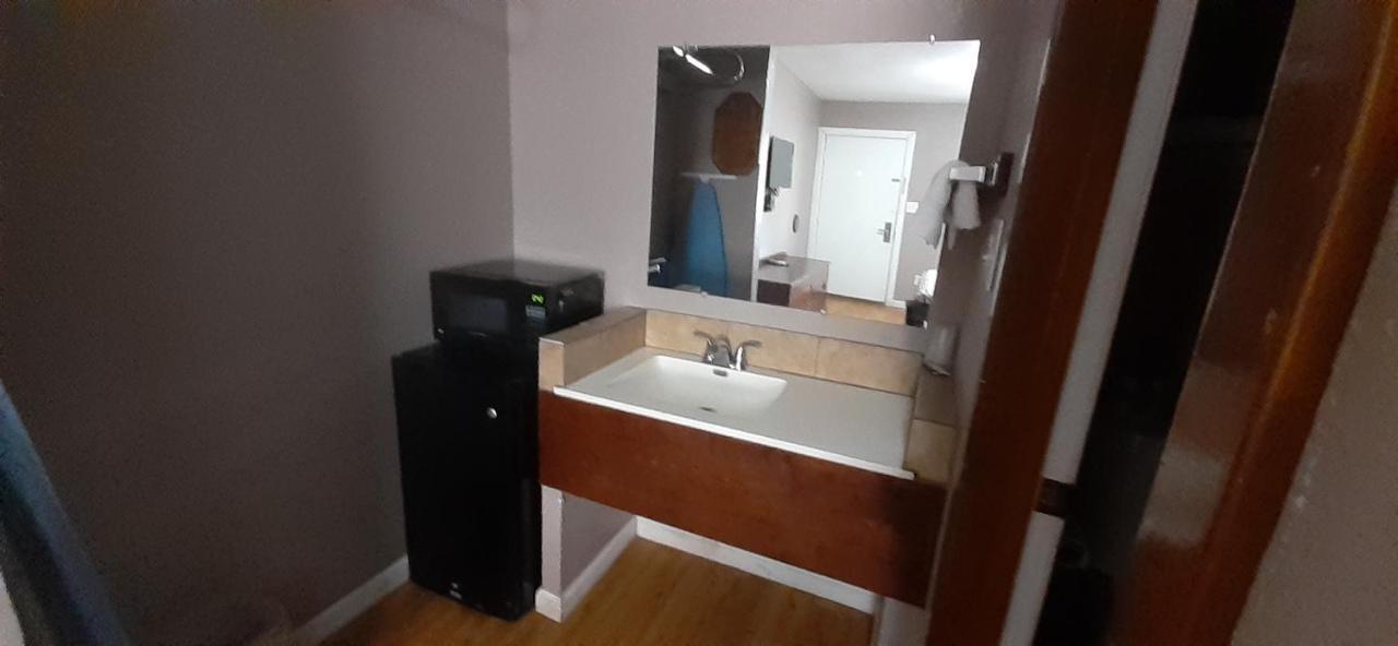 Woodfield Inn And Suites Yoakum Exteriör bild